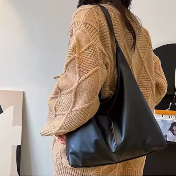 NWT - Black Tote PU Leather Bag - Adjustable Strap - Large Bag - Picture 2 of 2